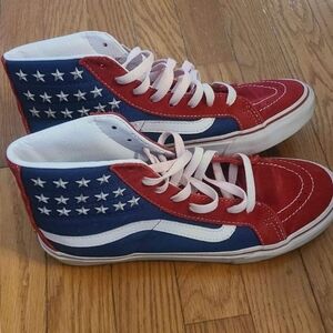 Adult Vans sneakers lightly used in amazing condition. Unisex